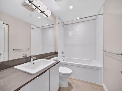 204-2651 Library Lane, North Vancouver, BC - Indoor Photo Showing Bathroom
