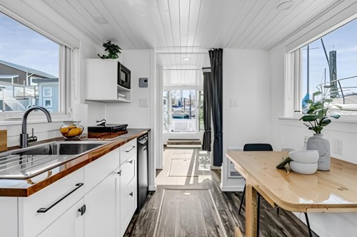 A07-415 Esplanade W, North Vancouver, BC - Indoor Photo Showing Kitchen