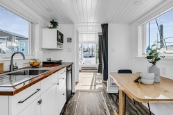 A07-415 Esplanade W North Vancouver, BC V7L 0B5
