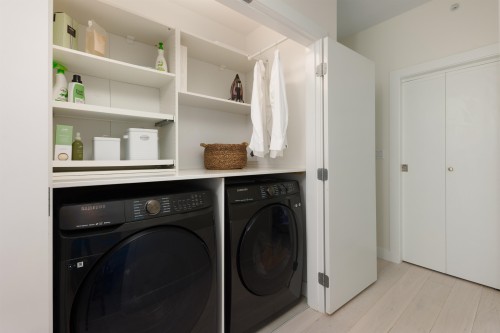 49-3597 Malsum Drive, North Vancouver, BC - Indoor Photo Showing Laundry Room