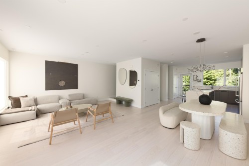 49-3597 Malsum Drive, North Vancouver, BC - Indoor Photo Showing Living Room