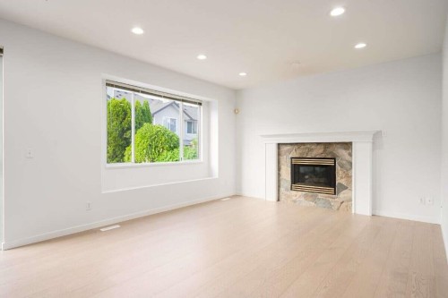 1371 Po Avenue, Port Coquitlam, BC - Indoor Photo Showing Living Room With Fireplace