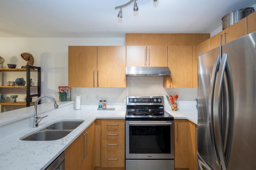 263-1100 29Th Street E, North Vancouver, BC - Indoor Photo Showing Kitchen With Double Sink