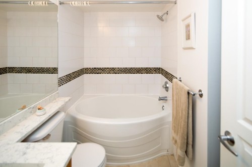 263-1100 29Th Street E, North Vancouver, BC - Indoor Photo Showing Bathroom