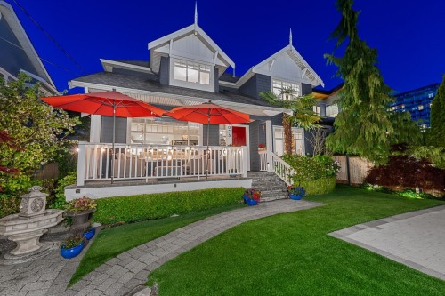 1075 Esplanade Avenue  West Vancouver, BC V7T 1G2