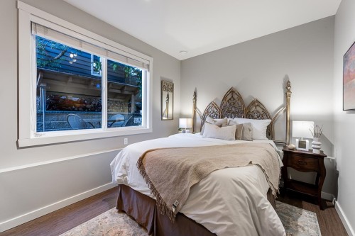 1075 Esplanade Avenue, West Vancouver, BC - Indoor Photo Showing Bedroom