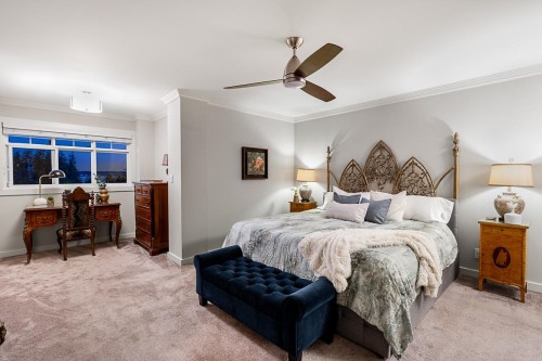 1075 Esplanade Avenue, West Vancouver, BC - Indoor Photo Showing Bedroom