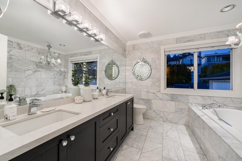 1075 Esplanade Avenue, West Vancouver, BC - Indoor Photo Showing Bathroom