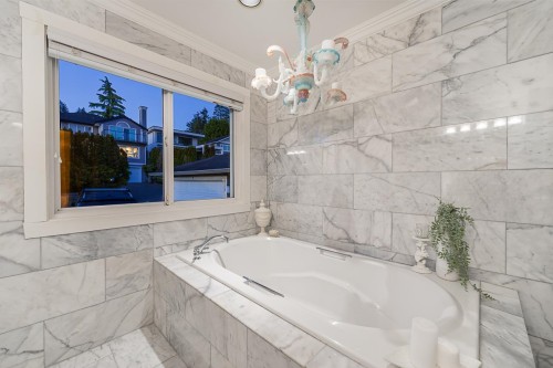 1075 Esplanade Avenue, West Vancouver, BC - Indoor Photo Showing Bathroom