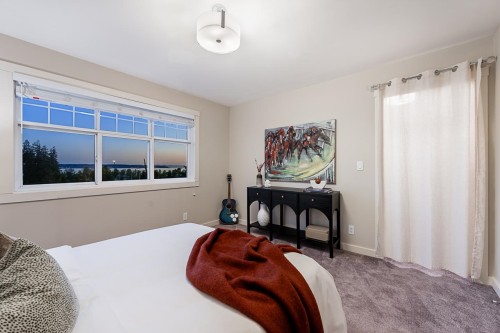1075 Esplanade Avenue, West Vancouver, BC - Indoor Photo Showing Bedroom