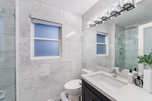 1075 Esplanade Avenue, West Vancouver, BC - Indoor Photo Showing Bathroom