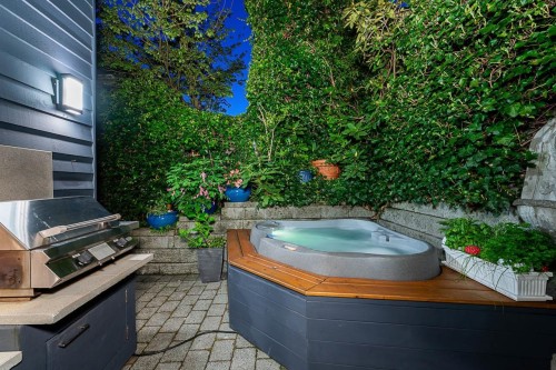 1075 Esplanade Avenue, West Vancouver, BC - Outdoor