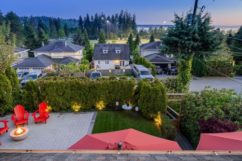 1075 Esplanade Avenue, West Vancouver, BC - Outdoor