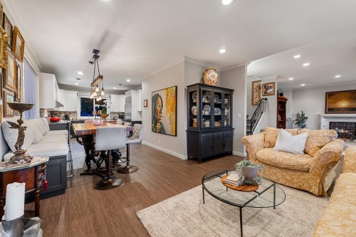 1075 Esplanade Avenue, West Vancouver, BC - Indoor Photo Showing Living Room
