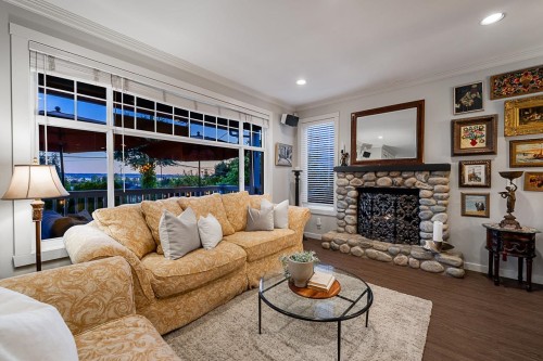 1075 Esplanade Avenue, West Vancouver, BC - Indoor Photo Showing Living Room With Fireplace