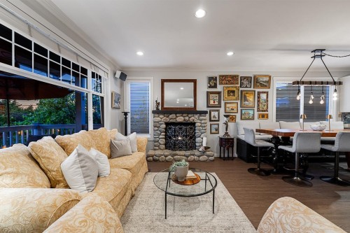 1075 Esplanade Avenue, West Vancouver, BC - Indoor Photo Showing Living Room With Fireplace