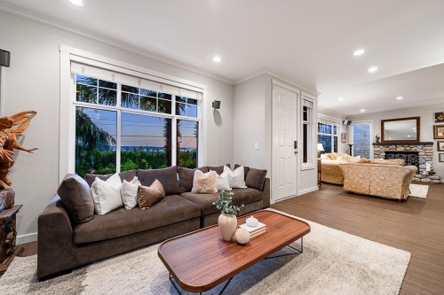 1075 Esplanade Avenue, West Vancouver, BC - Indoor Photo Showing Living Room