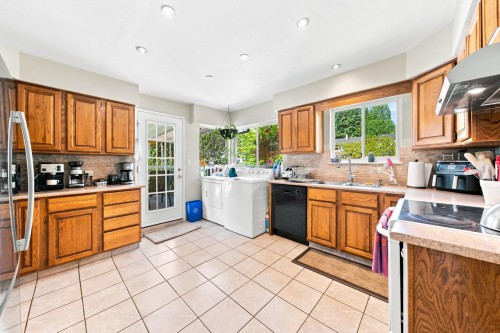 1033 Clements Avenue, North Vancouver, BC - Indoor Photo Showing Kitchen