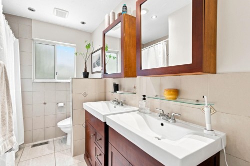 1033 Clements Avenue, North Vancouver, BC - Indoor Photo Showing Bathroom