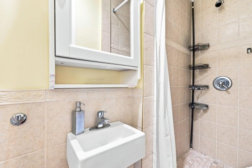 1033 Clements Avenue, North Vancouver, BC - Indoor Photo Showing Bathroom