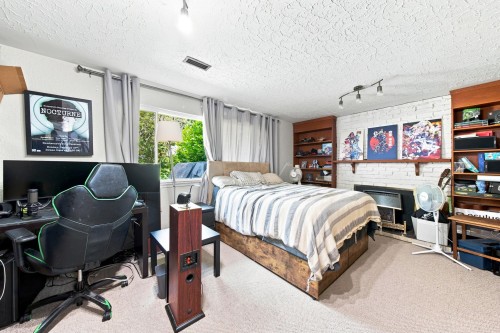 1033 Clements Avenue, North Vancouver, BC - Indoor Photo Showing Other Room