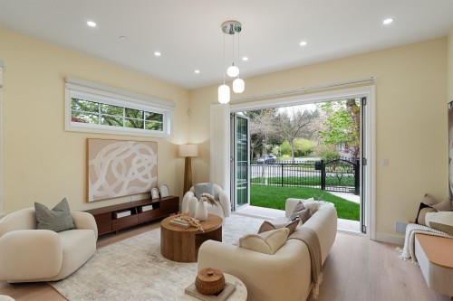 2-4503 15Th Avenue W, Vancouver, BC - Indoor Photo Showing Living Room