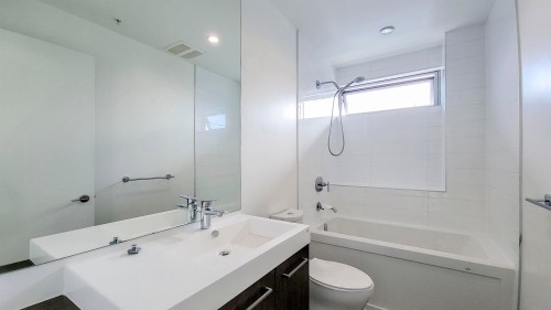 1507-9060 University Crescent, Burnaby, BC - Indoor Photo Showing Bathroom
