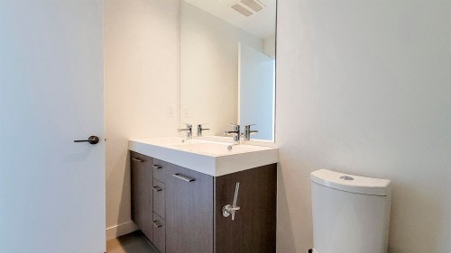 1507-9060 University Crescent, Burnaby, BC - Indoor Photo Showing Bathroom