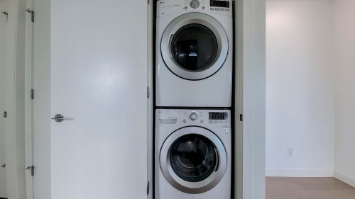 1507-9060 University Crescent, Burnaby, BC - Indoor Photo Showing Laundry Room