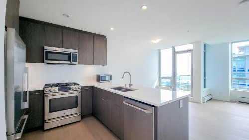 1507-9060 University Crescent, Burnaby, BC - Indoor Photo Showing Kitchen With Double Sink With Upgraded Kitchen