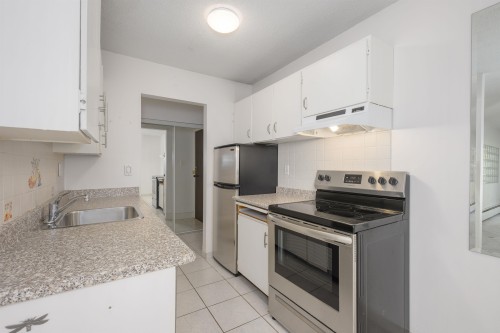 302-214 15Th Street E, North Vancouver, BC - Indoor Photo Showing Kitchen