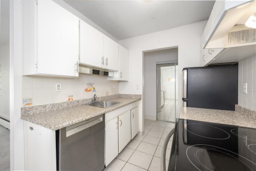 302-214 15Th Street E, North Vancouver, BC - Indoor Photo Showing Kitchen