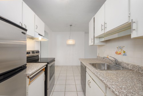 302-214 15Th Street E, North Vancouver, BC - Indoor Photo Showing Kitchen