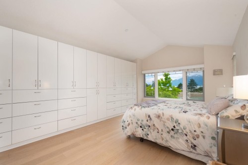 43 Point Terrace, West Vancouver, BC - Indoor Photo Showing Bedroom