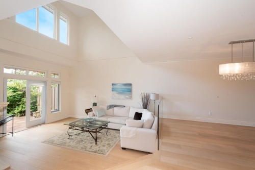 43 Point Terrace, West Vancouver, BC - Indoor Photo Showing Living Room
