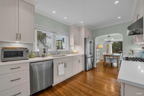 1220 Braeside Street, West Vancouver, BC - Indoor Photo Showing Kitchen With Upgraded Kitchen
