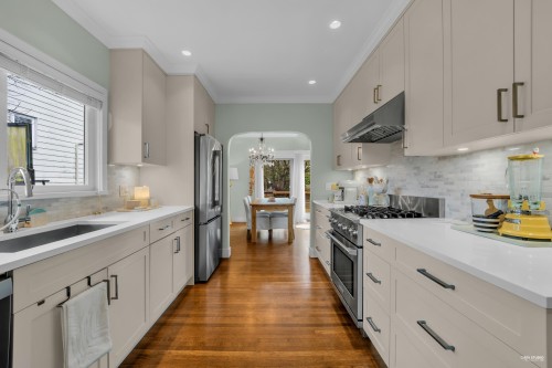 1220 Braeside Street, West Vancouver, BC - Indoor Photo Showing Kitchen With Upgraded Kitchen