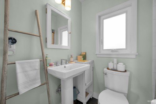 1220 Braeside Street, West Vancouver, BC - Indoor Photo Showing Bathroom