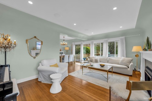 1220 Braeside Street, West Vancouver, BC - Indoor Photo Showing Living Room With Fireplace