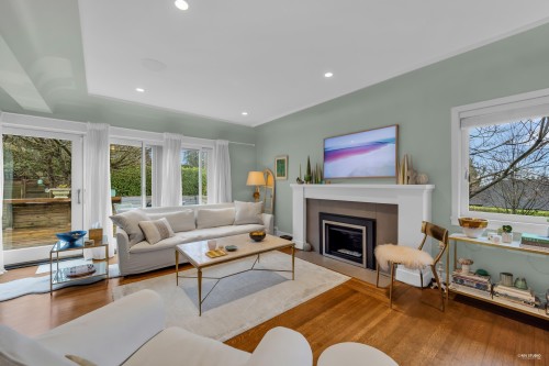 1220 Braeside Street, West Vancouver, BC - Indoor Photo Showing Living Room With Fireplace