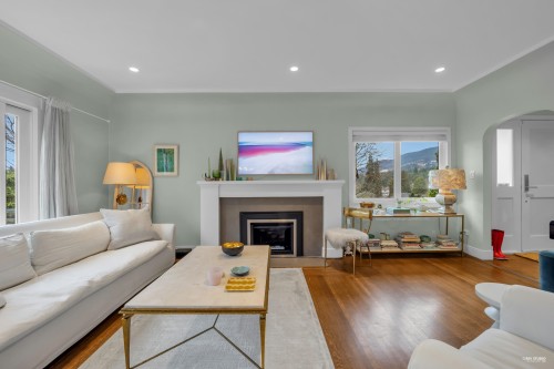 1220 Braeside Street, West Vancouver, BC - Indoor Photo Showing Living Room With Fireplace