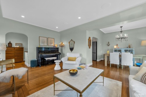 1220 Braeside Street, West Vancouver, BC - Indoor Photo Showing Living Room