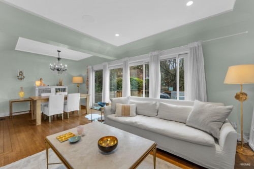 1220 Braeside Street, West Vancouver, BC - Indoor Photo Showing Living Room
