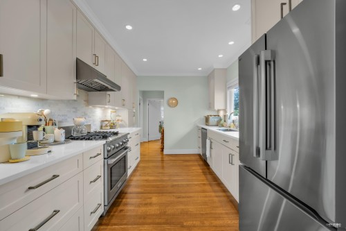 1220 Braeside Street, West Vancouver, BC - Indoor Photo Showing Kitchen With Upgraded Kitchen
