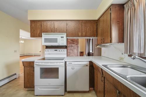 380 Metta Street, Port Moody, BC - Indoor Photo Showing Kitchen With Double Sink