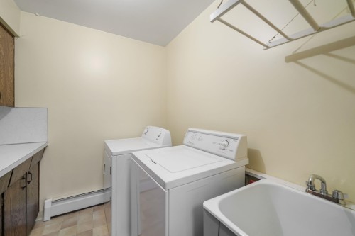 380 Metta Street, Port Moody, BC - Indoor Photo Showing Laundry Room