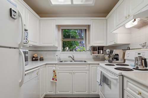 103-1118 55 Street, Delta, BC - Indoor Photo Showing Kitchen With Double Sink
