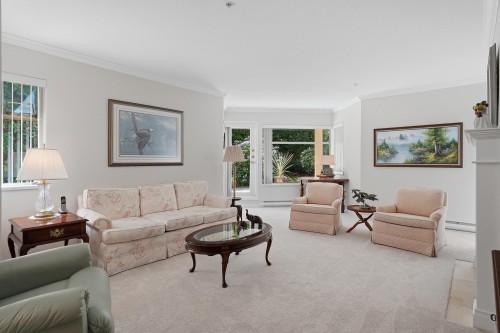 103-1118 55 Street, Delta, BC - Indoor Photo Showing Living Room With Fireplace