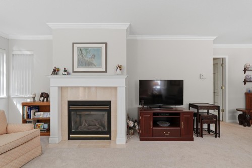 103-1118 55 Street, Delta, BC - Indoor Photo Showing Living Room