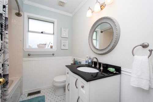 4594 Teviot Place, North Vancouver, BC - Indoor Photo Showing Bathroom